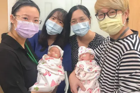 試管嬰兒喜獲同卵雙胞胎姐妹花，廖醫師開心與全家大小合照