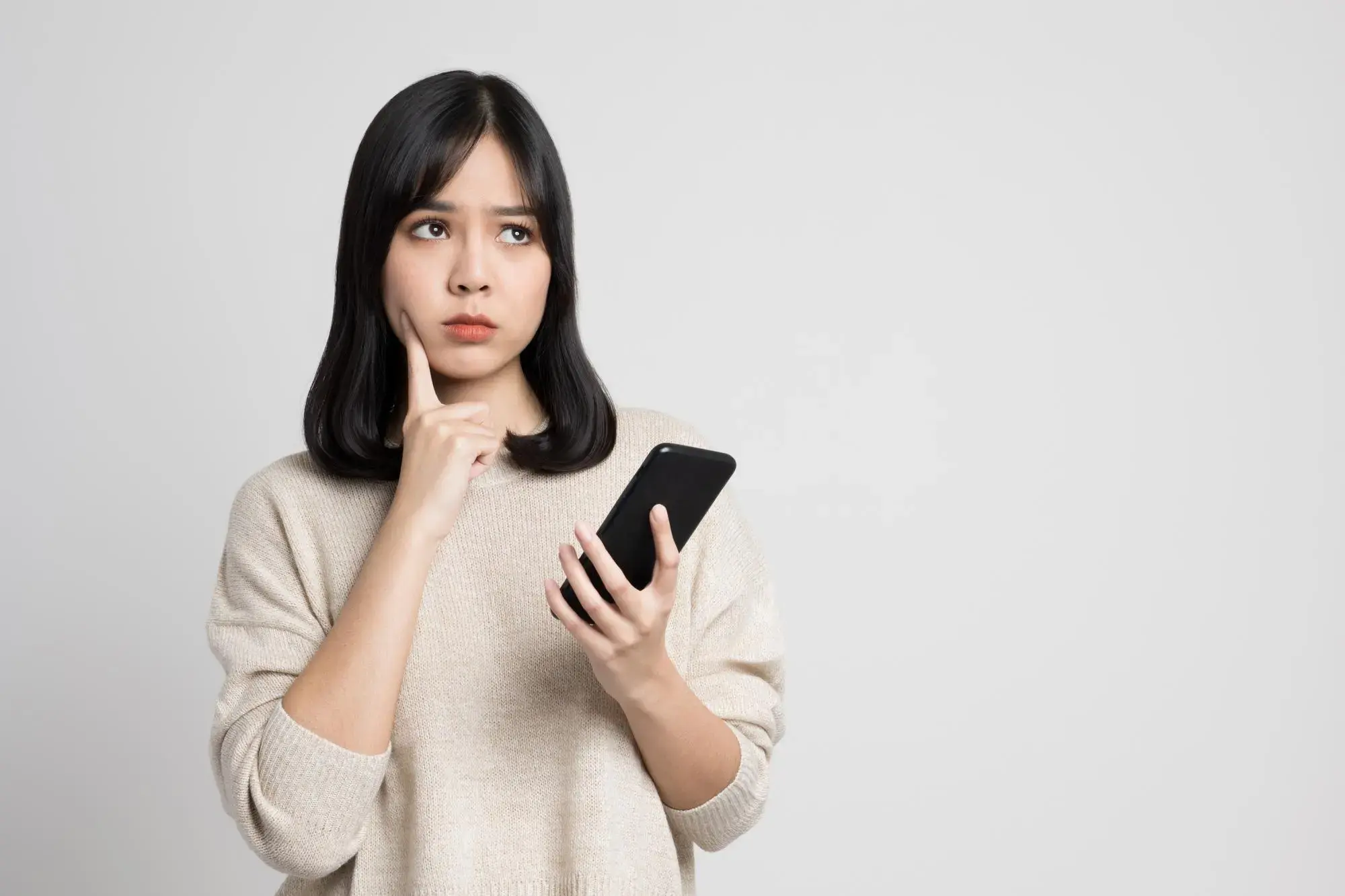 思考凍卵與凍胚選擇的女性示意圖
