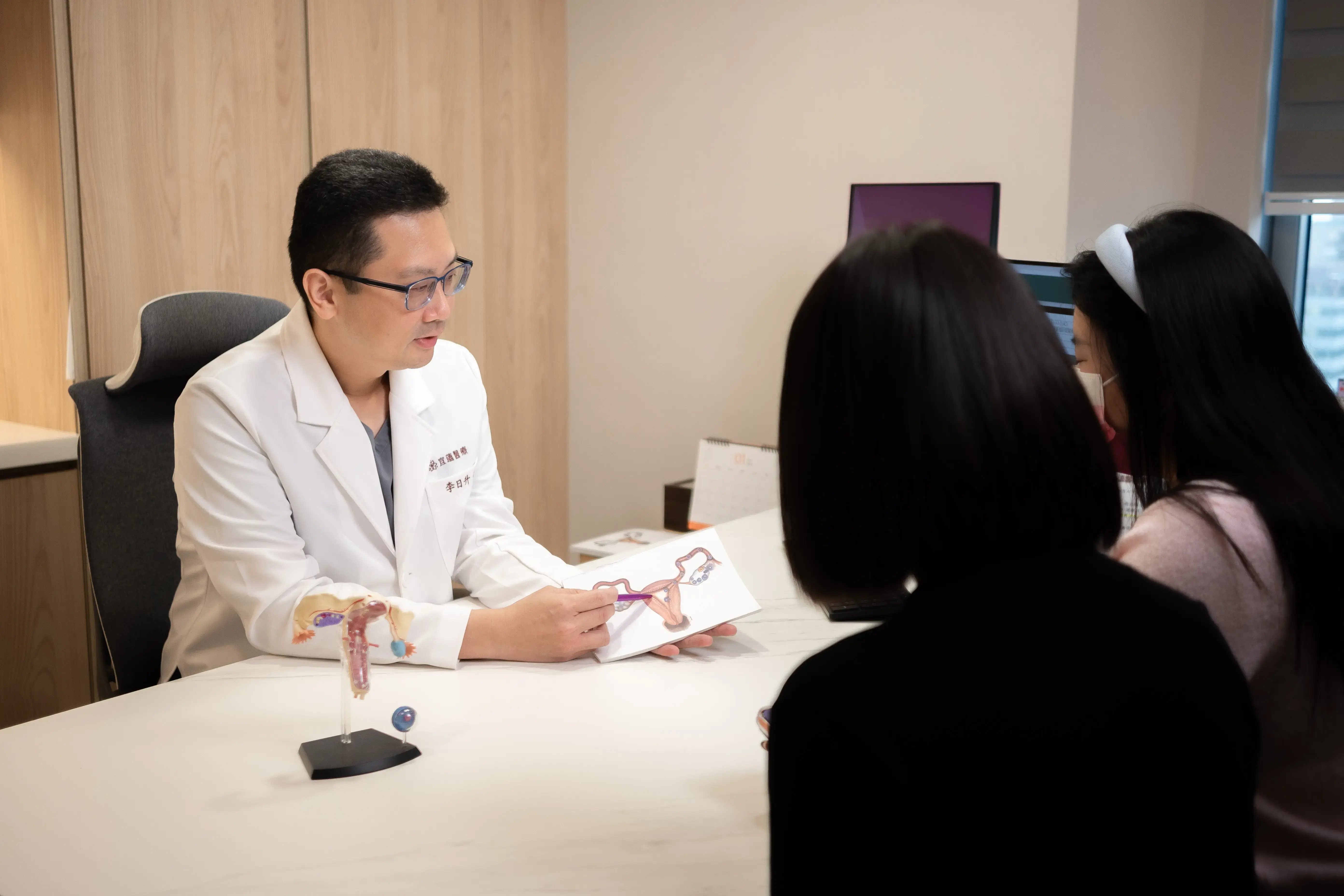 女性若有家族病史，應定期接受檢查與生育評估