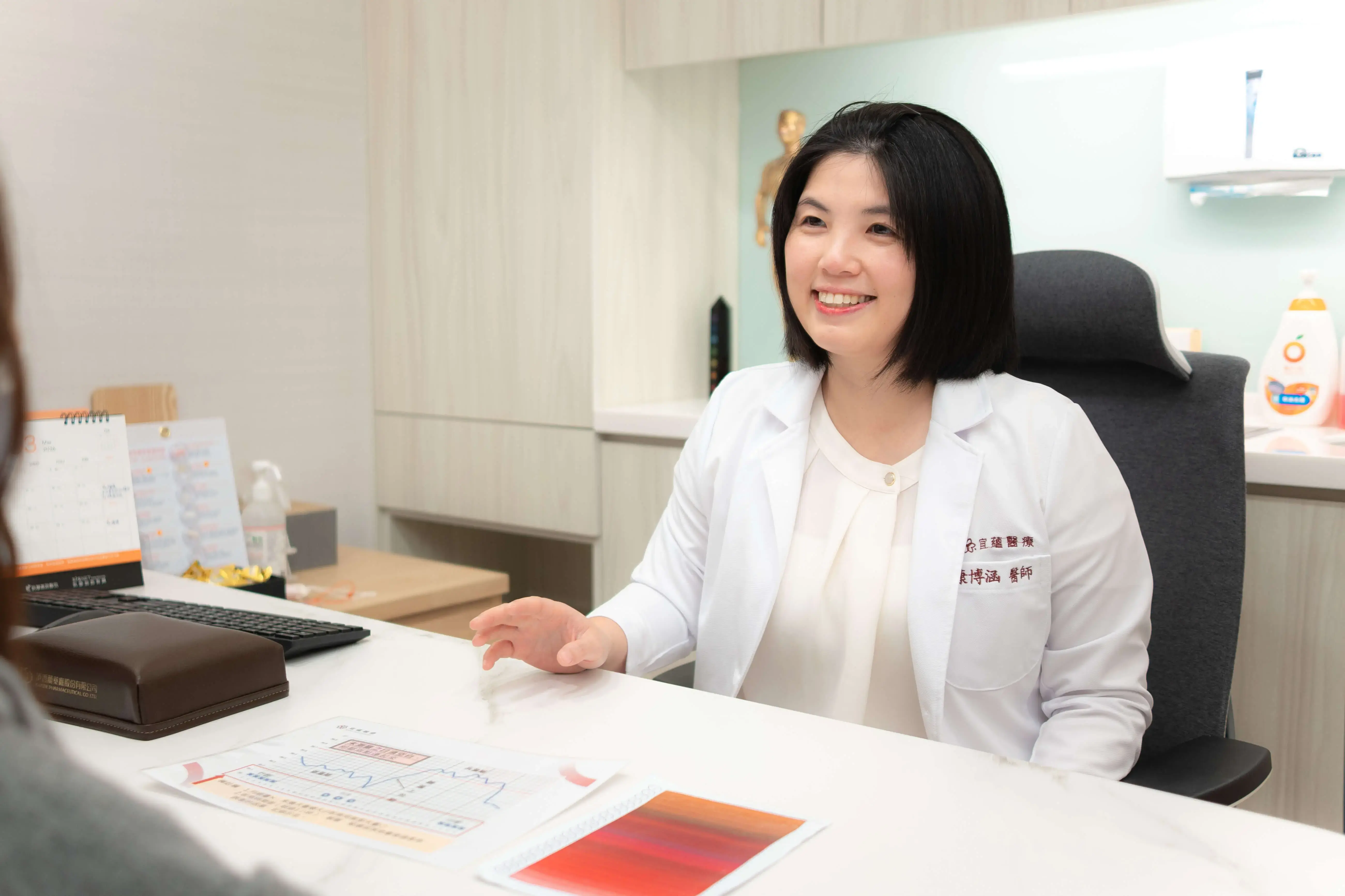 中醫師為女性患者進行婦科體質評估與宮寒調理諮詢