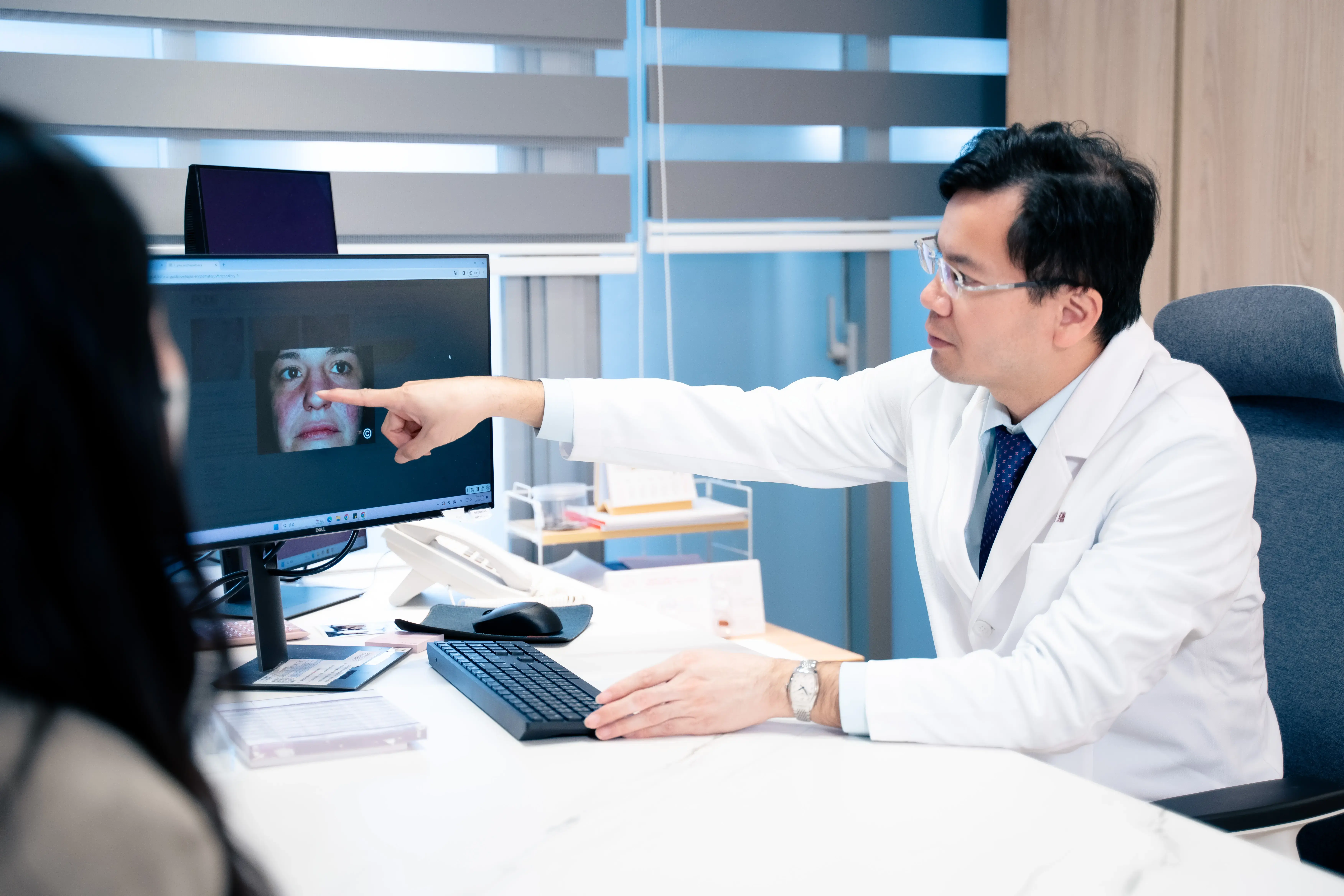 若女性符合「反覆早期流產達2次以上」,或是「胚胎經切片確認染色體正常、子宮環境優良,卻仍反覆植入失敗」這兩大典型指標,應進一步尋求風濕免疫科諮詢。