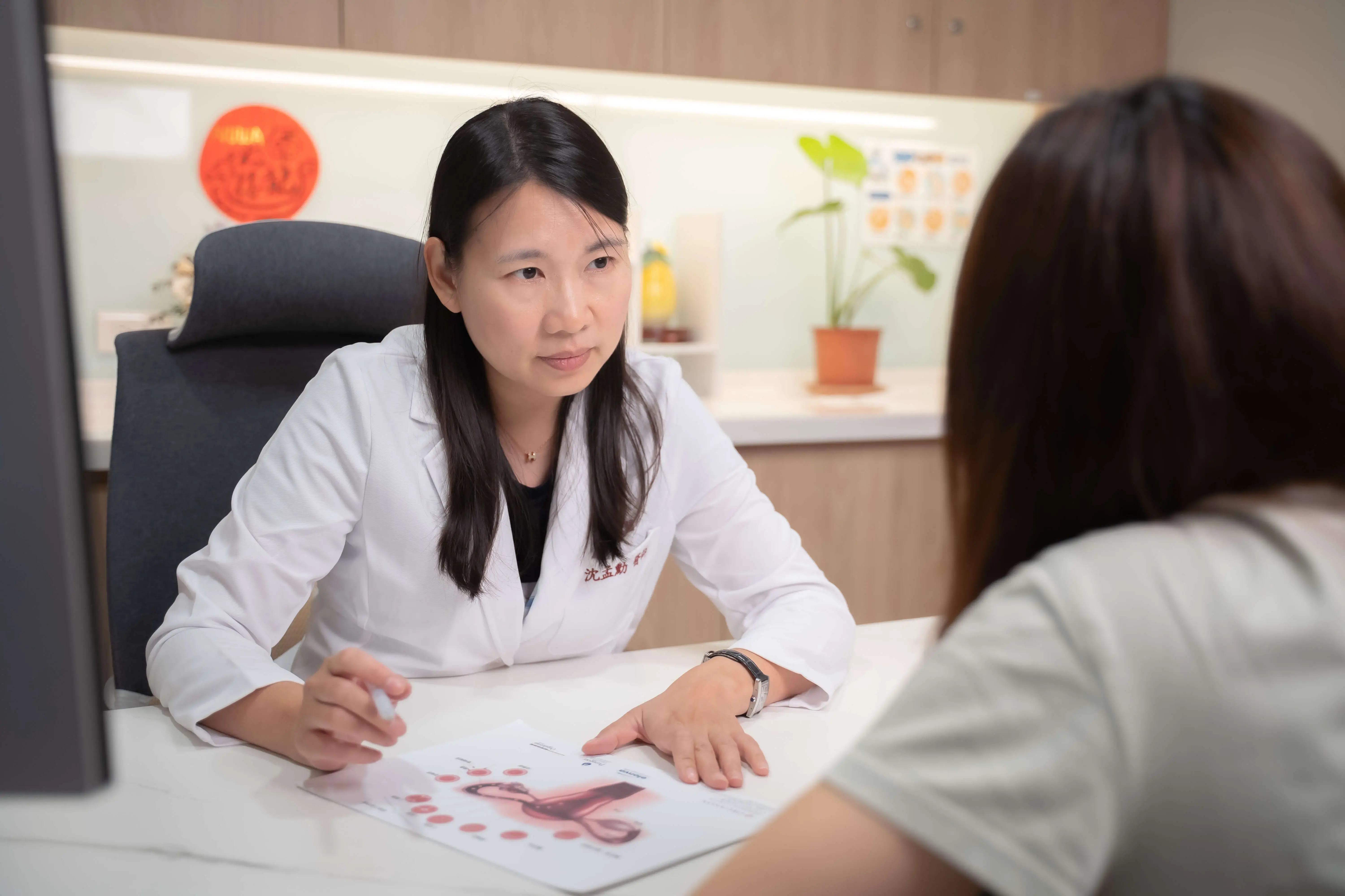 生殖醫學醫師解說排卵痛與子宮結構示意圖